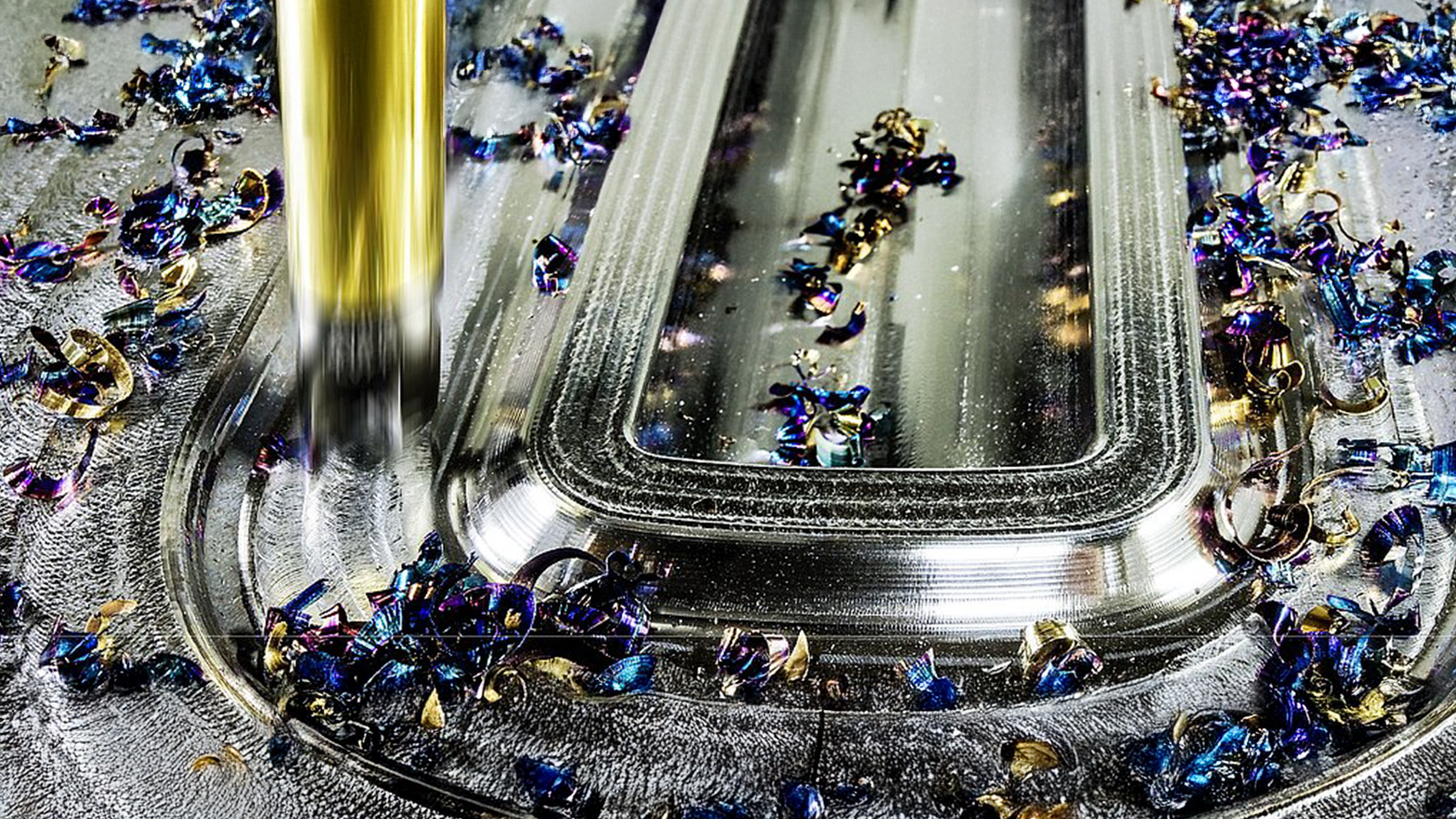 Metallspäne auf einer Bearbeitungsoberfläche während des Werkzeugbaus, Präzisionsarbeit im Einsatz.