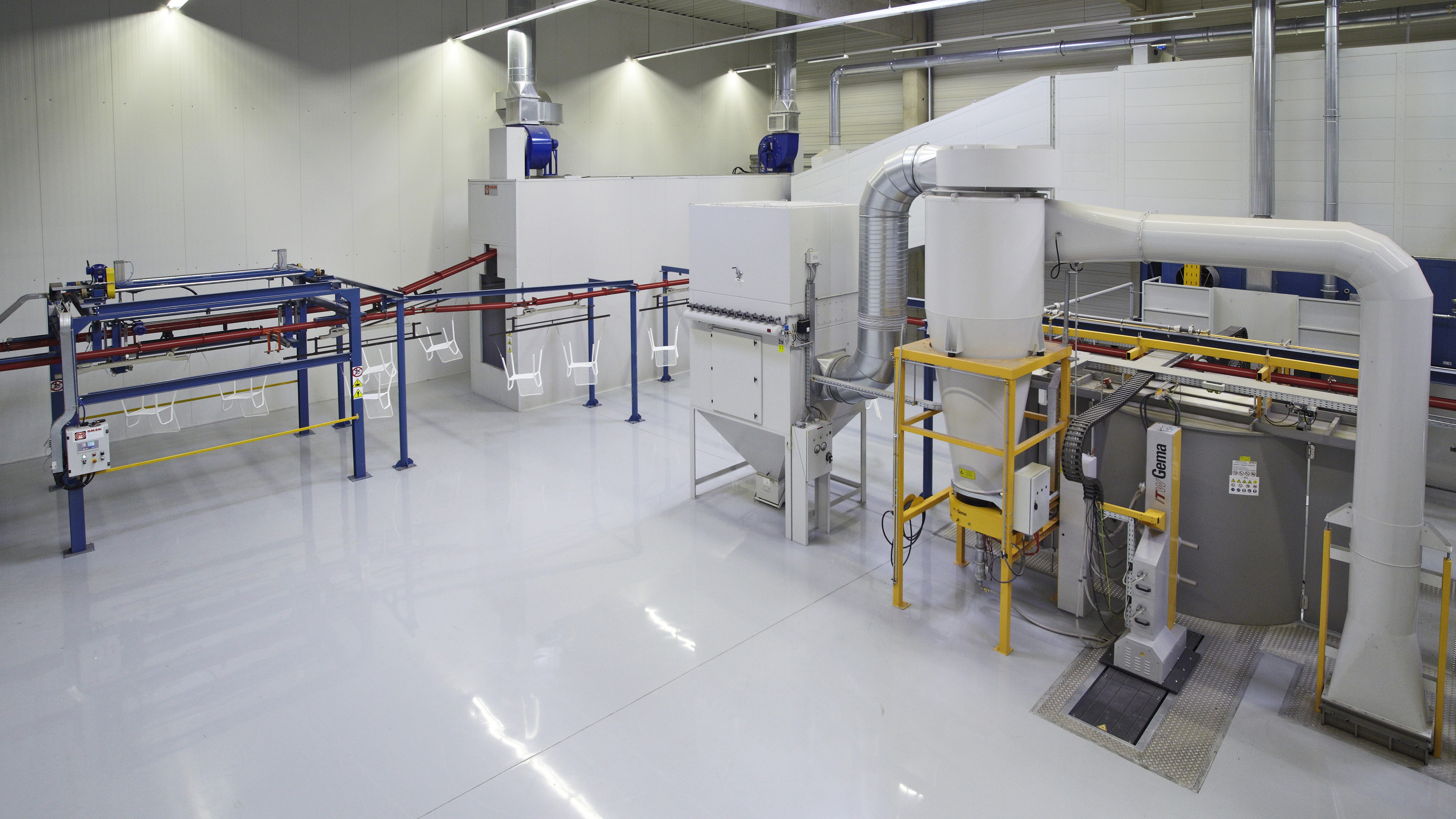 Oberflächenbeschichtungsanlage in einer Produktionshalle.