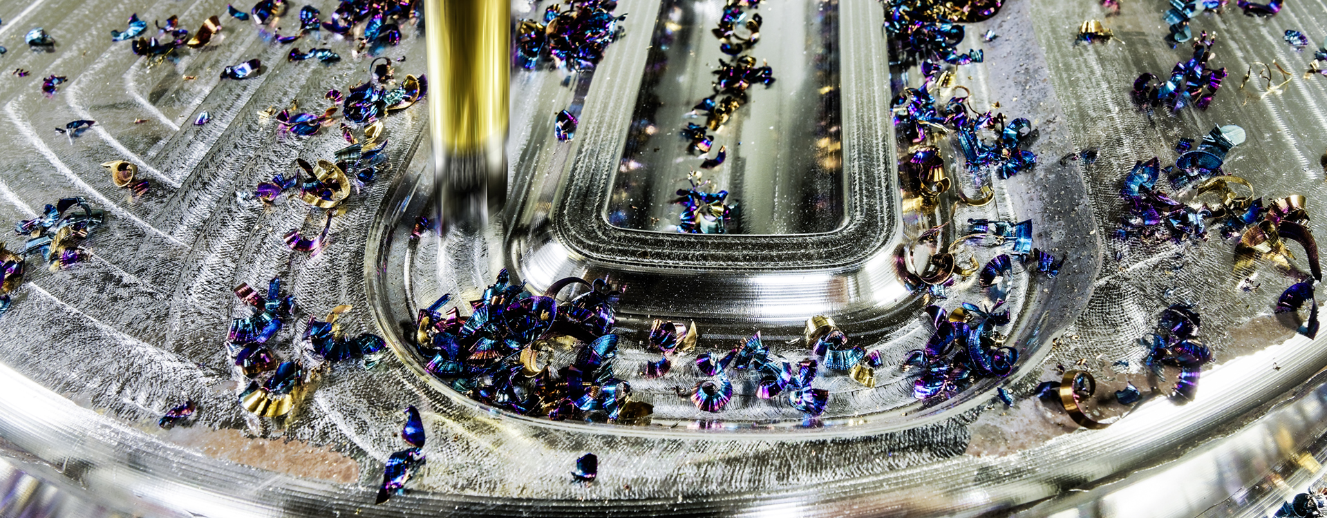 Metallspäne auf einer Bearbeitungsoberfläche während des Werkzeugbaus, Präzisionsarbeit im Einsatz.