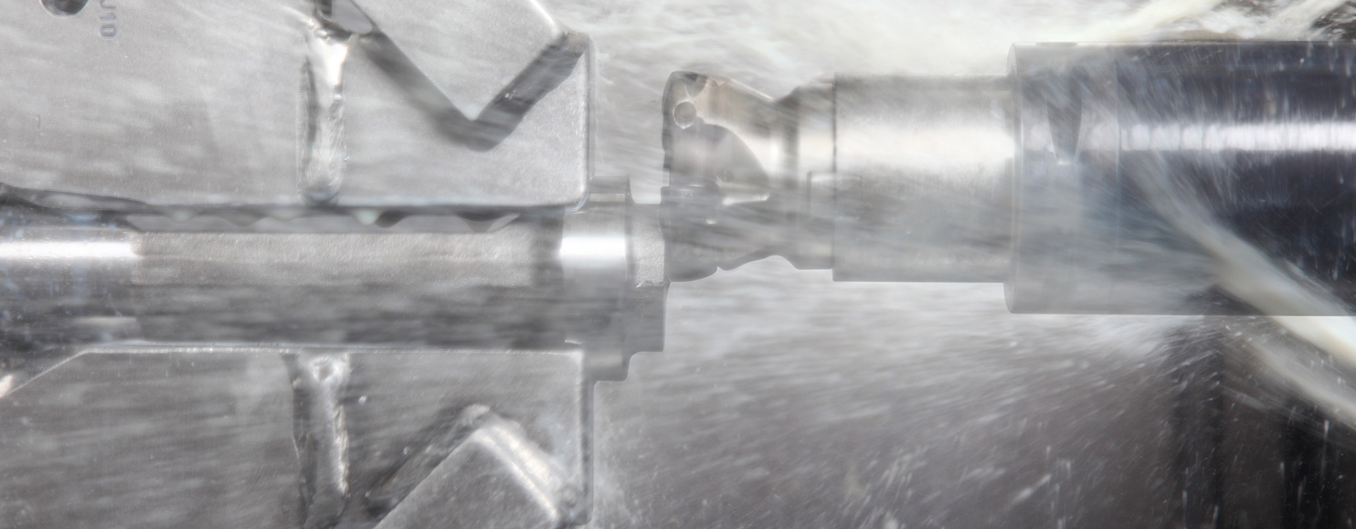 Detailansicht der mechanischen Bearbeitung eines Schmiedeteils.