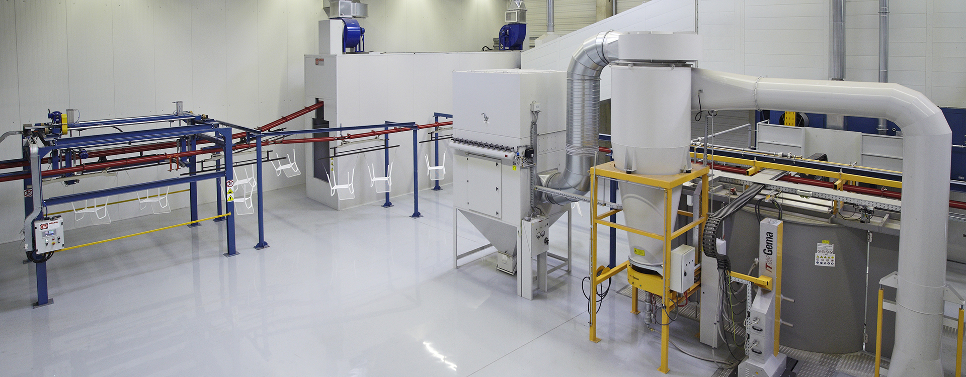 Schmiedeteile werden in der vollautomatischen Beschichtungsanlage elektrostatisch pulverbeschichtet.