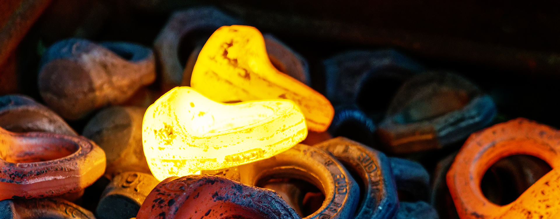 Glühende Schmiedeteile nach der Wärmebehandlung.