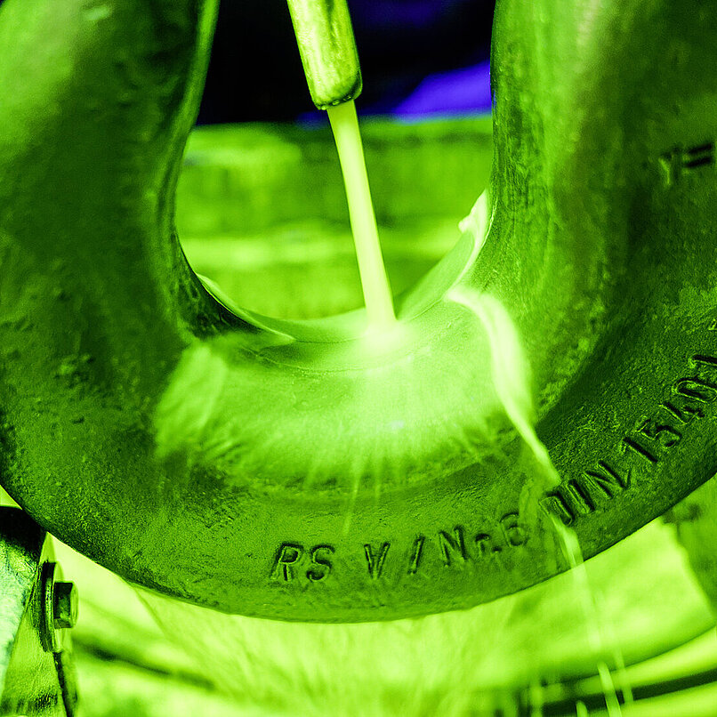 Qualitätsprüfung eines Lasthakens.