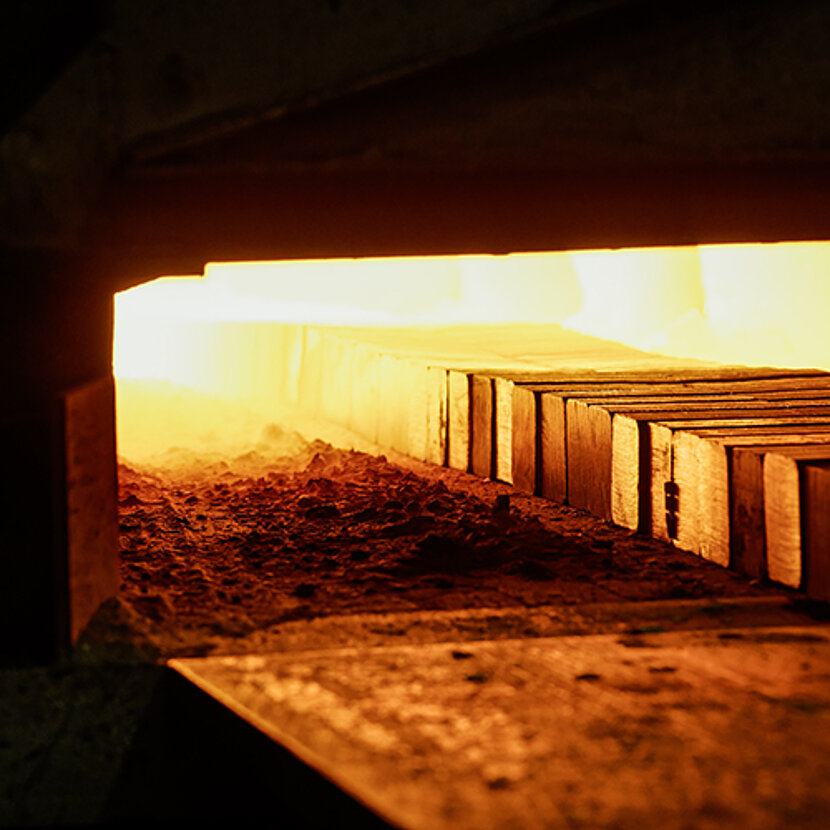 Schmiedeteile werden wärmebehandelt.