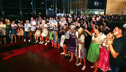 Mit Lederhose und Dirndl wird geschunkelt beim Hit vom Ed Sheeran auf der „RUD PARTY Night“. Mit Lederhose und Dirndl wird geschunkelt beim Hit vom Ed Sheeran auf der „RUD PARTY Night“.